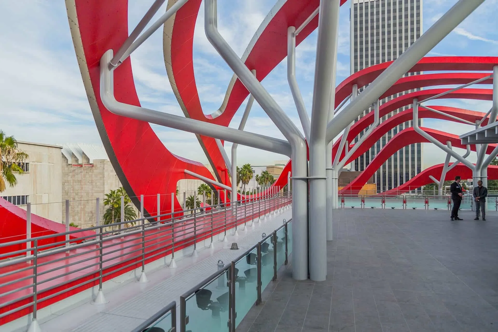 Steel ribbon supports branching over an elevated walkway